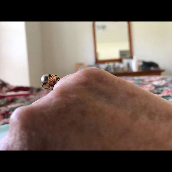 Beautiful classic grey white pearl ring 🥰🎉 - Picture 9 of 10